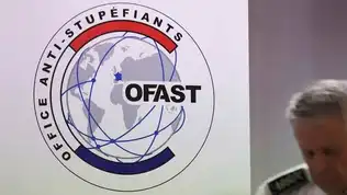 Logo de l’OFAST, Office anti-stupéfiants français, devant un haut responsable