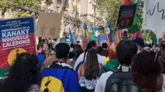 Manifestation en Nouvelle-Calédonie contre l’accord de Bougival, militants brandissant des drapeaux kanaks et pancartes pour un dialogue souverain.