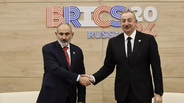 Nikol Pachinian serrant la main de Aliyev lors d’une rencontre diplomatique