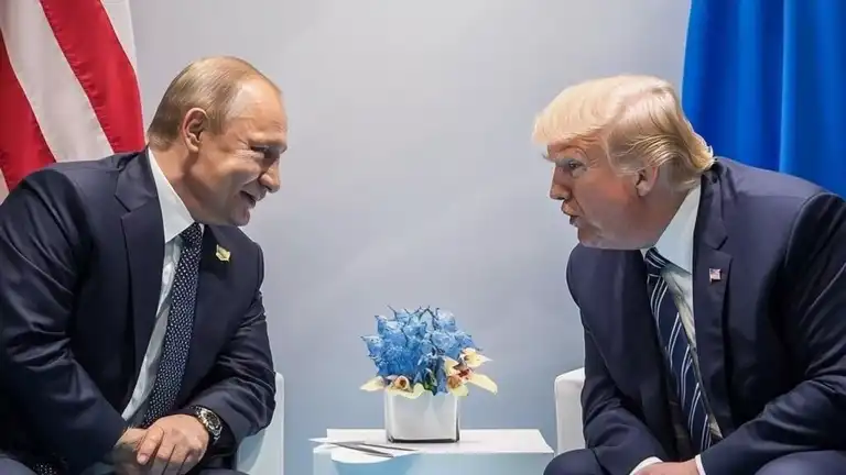 Vladimir Poutine et Donald Trump lors d’un sommet, échangeant de manière détendue devant leurs drapeaux respectifs.