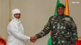 Mahamat Idriss Déby Itno et Abdourahamane Tiani souriant à Niamey