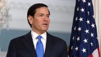 Marco Rubio s’exprime devant le drapeau américain sur les tensions diplomatiques liées à Gaza