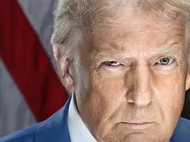 Portrait de Donald Trump avec un regard déterminé, sur fond de drapeau américain.