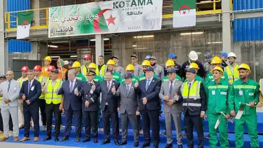 Inauguration d'une usine en Algérie avec responsables politiques et ouvriers en tenue de chantier