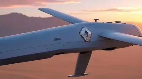 Un drone militaire avec le logo Renault en plein vol au coucher du soleil
