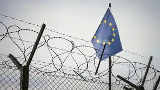 Drapeau de l’Union européenne accroché à des barbelés