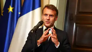 Emmanuel Macron lors d’une déclaration officielle devant les drapeaux français et européen