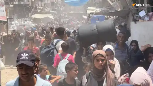 Foule de civils dans les décombres de Gaza fuyant la violence