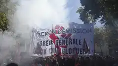 Manifestation en France avec banderole « Macron démission, grève générale »