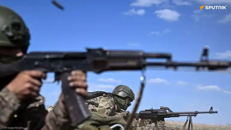 Soldats armés en position de tir pendant un exercice militaire
