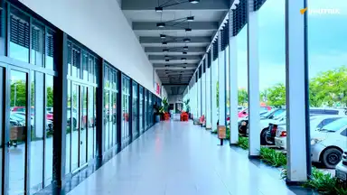 Centre commercial vide en Zambie, symbole des défis économiques du pays