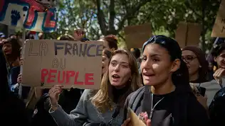 Manifestantes françaises brandissant une pancarte “La France au peuple”