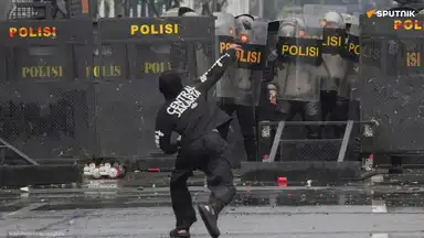 Un manifestant affronte les forces de l’ordre lors des manifestations en Indonésie.