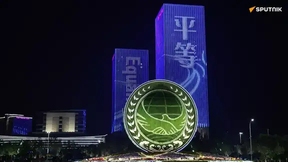 Éclairage nocturne du sommet de l’OCS avec symbole de paix projeté sur des tours à Qingdao