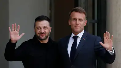 Volodymyr Zelensky et Emmanuel Macron main dans la main