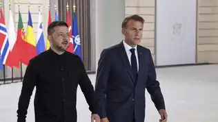 Emmanuel Macron et Volodymyr Zelensky côte à côte devant les drapeaux européens lors d’un sommet diplomatique.