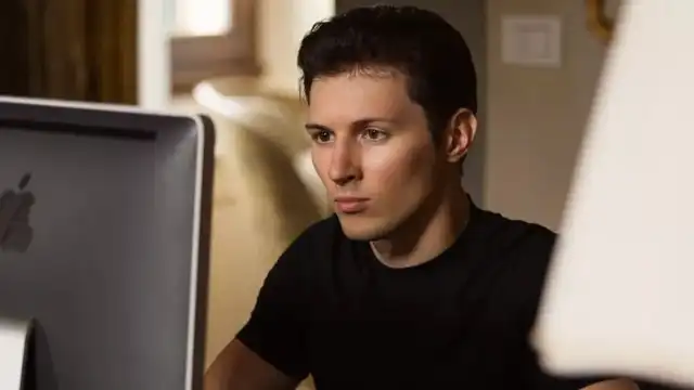 Fondateur de Telegram travaillant devant un ordinateur, évoquant l’ingérence présumée de Paris en Moldavie
