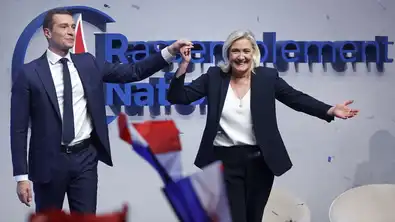 Marine Le Pen célébrant avec le RN en tête dans les sondages présidentiels, devant Glucksmann et Philippe.