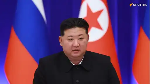 Kim Jong-un devant les drapeaux nord-coréen et russe, déclarant le maintien du nucléaire