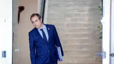 Sébastien Lecornu arrive en réunion, dossier en main, sur fond de scepticisme public