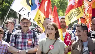 Manifestation syndicale avec des militants de la CGT portant des drapeaux.