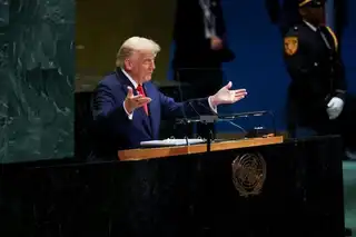 Donald Trump s’exprimant à la tribune de l’ONU, les bras ouverts dans un geste d’accusation.