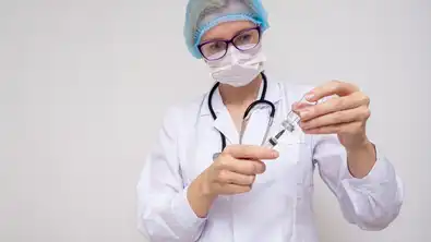 Médecin préparant une dose de vaccin anticancéreux en Russie