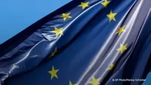 Drapeau de l’Union européenne flottant sur fond bleu