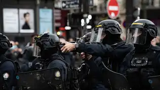 Forces de l’ordre françaises équipées de casques et de lance-grenades lors d’une opération de maintien de l’ordre.
