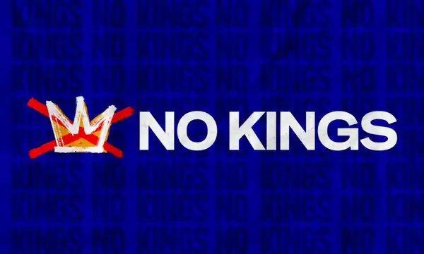 Affiche du mouvement “No Kings” sur fond bleu avec une couronne barrée en rouge.