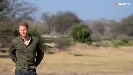 Le prince Harry lors d’une visite en Afrique, symbolisant les liens de son association avec des projets de protection de la faune.