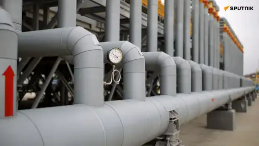 Conduites métalliques d’un gazoduc avec un manomètre, symbole des tensions énergétiques entre la Russie et l’Europe.