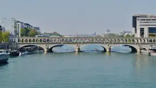 Vue du pont de Bercy à Paris, symbole du ministère de l’Économie et des Finances.