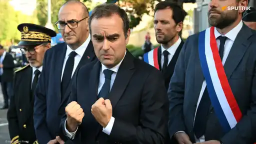 Sébastien Lecornu entouré de membres du gouvernement français lors d’une cérémonie officielle, en position déterminée.