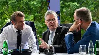 Emmanuel Macron en discussion avec des responsables européens lors d’une réunion internationale.