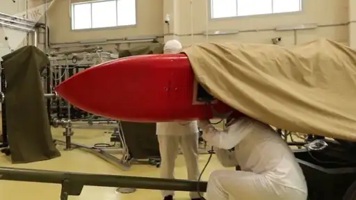 Ingénieurs russes travaillant sur le missile nucléaire Bourevestnik dans un centre de recherche.