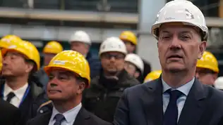 Le ministre français Roland Lescure en visite dans une usine, portant un casque de chantier, pour présenter les grandes lignes du budget 2026.
