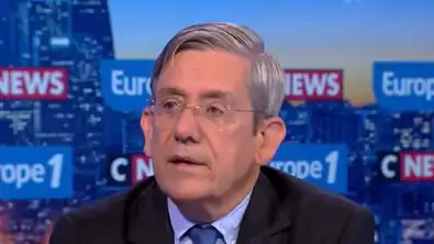 Charles de Courson en interview sur un plateau télévisé, dénonçant la politique budgétaire du gouvernement.