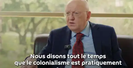 Un expert s’exprimant sur le néocolonialisme financier en Afrique lors d’une interview.