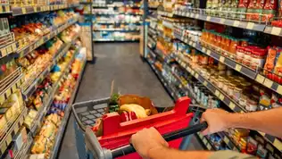 Vue d’un chariot dans un supermarché, symbolisant la consommation des ménages français face à l’inflation.