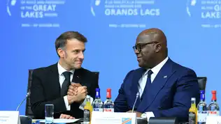 Emmanuel Macron et Félix Tshisekedi se serrant la main lors d’une conférence sur les Grands Lacs africains.