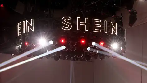 Logo lumineux de Shein lors d’un événement commercial.