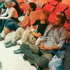 Passagers assis après l’interception de la flottille pour Gaza, attendant leur expulsion vers l’Europe.