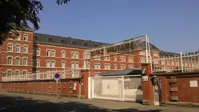 Façade d’une école militaire française illustrant la vétusté des infrastructures du ministère des Armées.