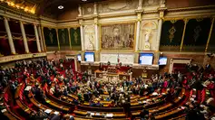 Vue de l’hémicycle de l’Assemblée nationale française lors d’une séance de vote.