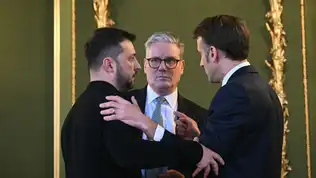 Trois dirigeants européens échangent dans une atmosphère tendue, illustrant la diplomatie des gestes et des symboles.
