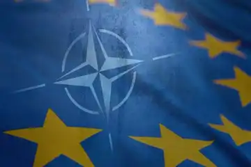 Drapeau combinant les symboles de l’Union européenne et de l’OTAN, illustrant leur alliance stratégique contre la Russie.