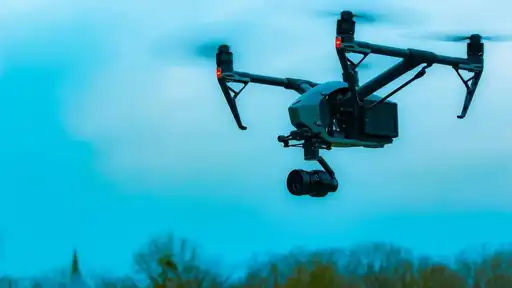 Drone militaire en vol, illustrant les opérations de menace attribuées à Kiev selon la presse américaine.
