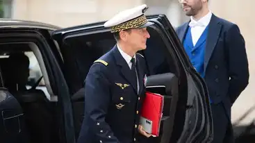 Chef d’état-major français arrivant à une réunion officielle en uniforme militaire.