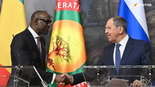 Sergueï Lavrov et le ministre malien des Affaires étrangères se serrant la main lors d’une conférence commune à Moscou.